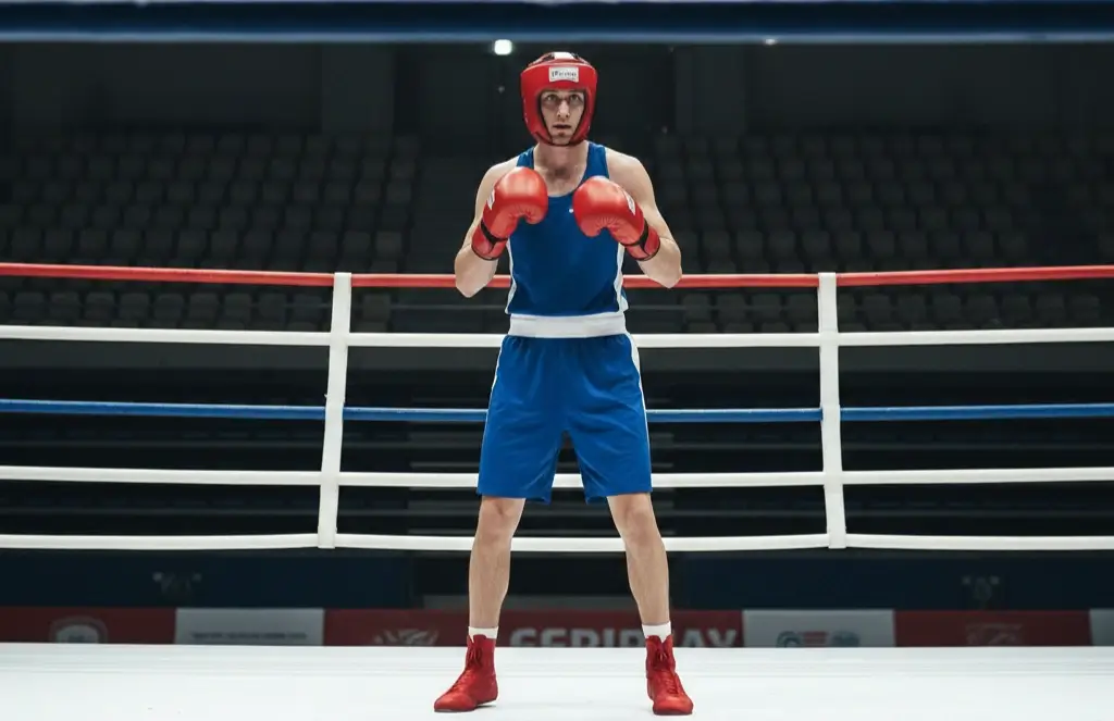 Apuestas boxeo amateur olímpico diferencias boxeador con casco en ring de competición